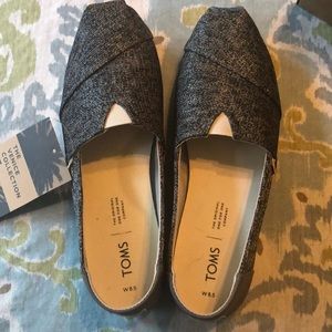 NWT TOMS Classics, Size 8.5